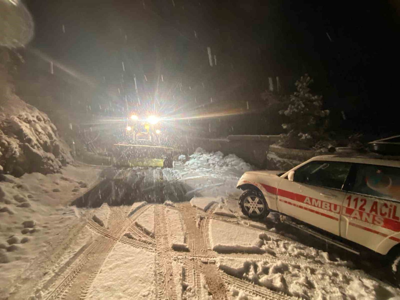 BATMAN'IN SASON İLÇESİNDE ETKİLİ OLAN YOĞUN KAR YAĞIŞI HAYATI OLUMSUZ ETKİLEDİ. İLÇEYE BAĞLI TÜM...