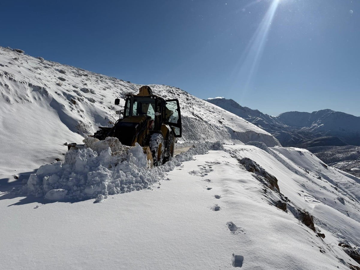 BATMAN'IN SASON VE KOZLUK İLÇELERİNİN YÜKSEK KESİMLERİNDE ETKİLİ OLAN KAR YAĞIŞI NEDENİYLE BAZI...