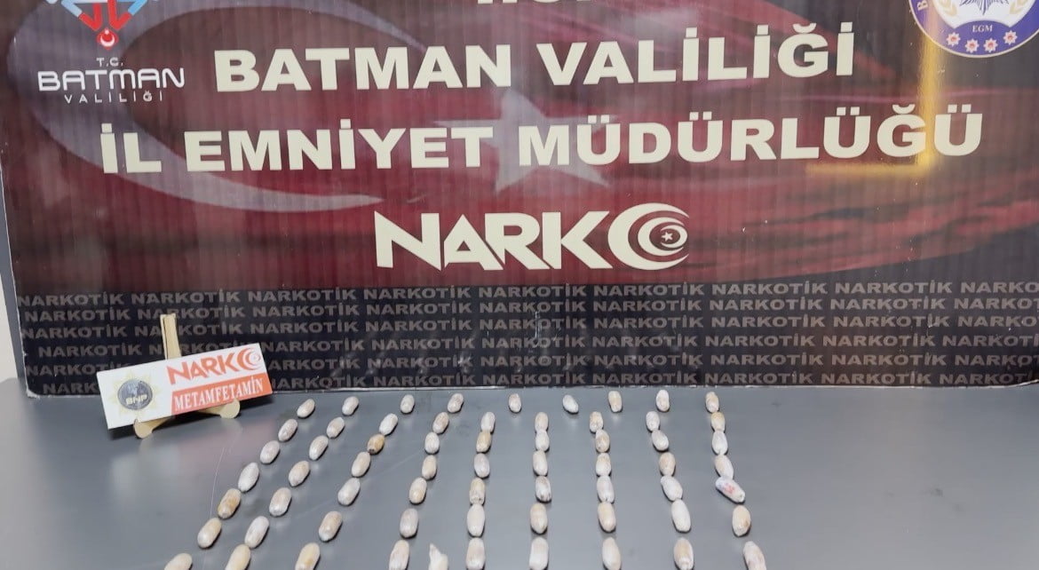 BATMAN’DA DURDURULAN OTOBÜSTEKİ YABANCI ŞAHSIN MİDESİNDEN 64 PARÇA UYUŞTURUCU MADDESİ METAMFETAMİN...