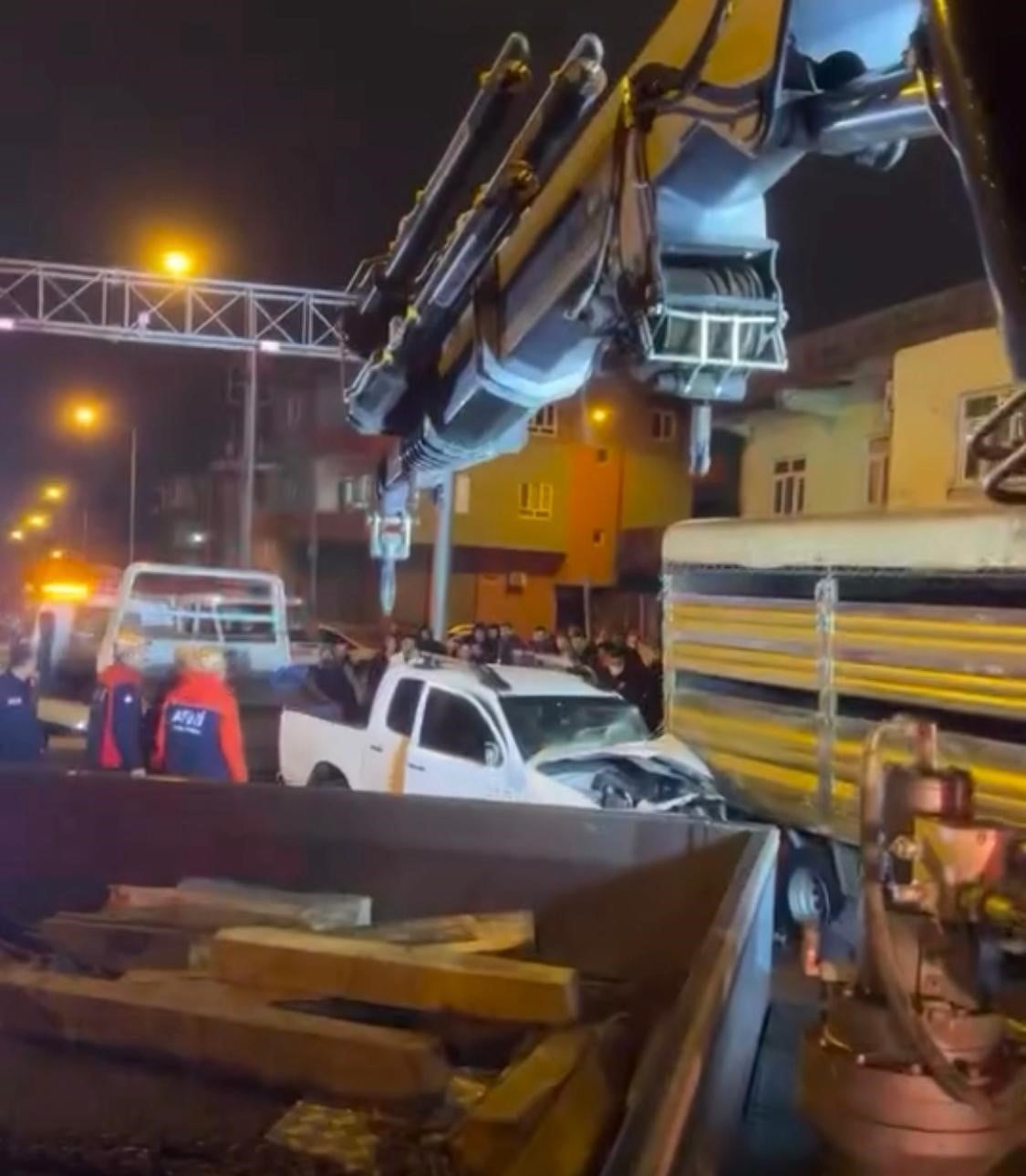 BATMAN’DA KAMYONETE ARKADAN ÇARPAN PİKABIN SÜRÜCÜSÜ, SIKIŞTIĞI YERDEN İTFAİYE ERLERİ TARAFINDAN...