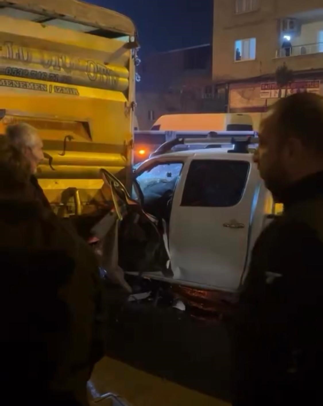 BATMAN’DA KAMYONETE ARKADAN ÇARPAN PİKABIN SÜRÜCÜSÜ, SIKIŞTIĞI YERDEN İTFAİYE ERLERİ TARAFINDAN...