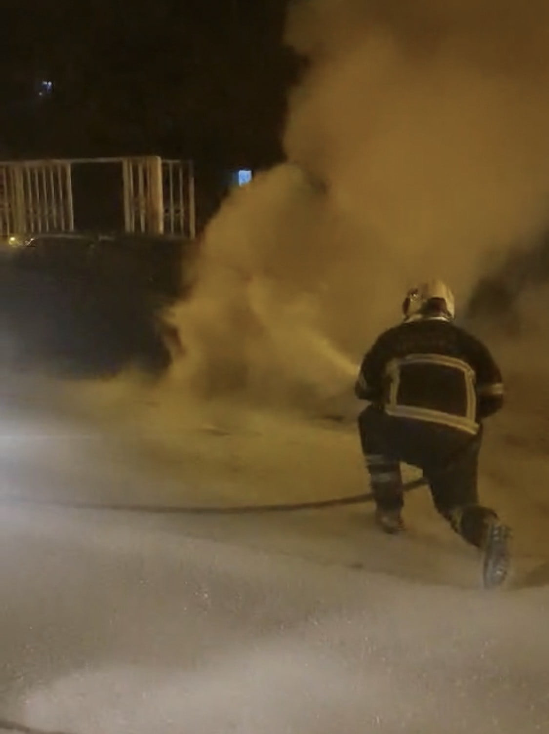 BATMAN’DA TILMERÇ TOKİ YOLU ÜZERİNDE PARK HALİNDE BULUNAN BİR OTOMOBİL, BİLİNMEYEN BİR NEDENLE...