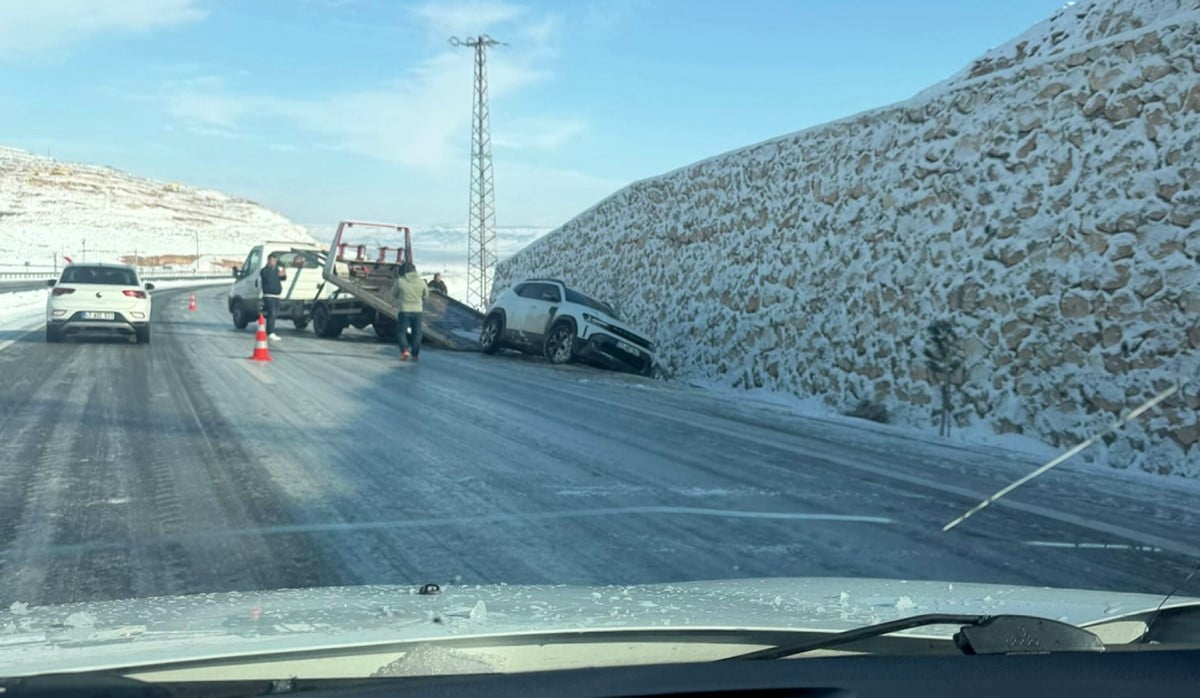BATMAN-HASANKEYF KARA YOLUNDA ÖĞLE SAATLERİNDE MEYDANA GELEN ZİNCİRLEME TRAFİK KAZASINDA 3 ARAÇTA...