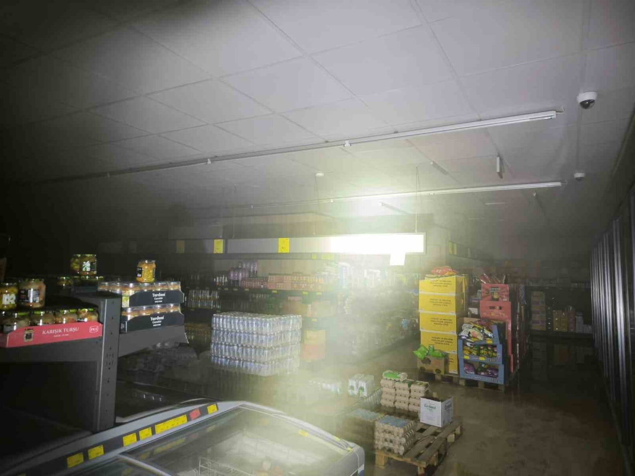 BATMAN’IN CUDİ MAHALLESİ’NDE BİR MARKETE AİT DEPODA ÇIKAN YANGIN, İTFAİYE EKİPLERİNİN...