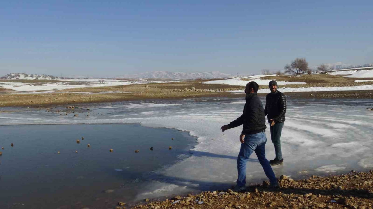 BATMAN’IN GERCÜŞ İLÇESİNDEKİ KIRKAT GÖLETİNİN TAMAMEN DONMASIYLA VATANDAŞLAR FOTOĞRAF...