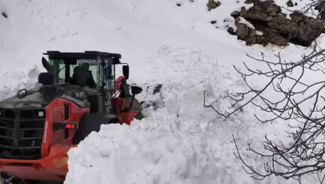 BATMAN’IN SASON İLÇESİNDE ETKİLİ OLAN KAR YAĞIŞI SONRASI KAPANAN MEZRA YOLLARI, İL ÖZEL İDARESİ...