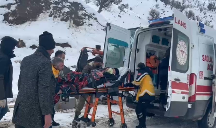 BATMAN’IN SASON İLÇESİNDE YOĞUN KAR YAĞIŞI NEDENİYLE YOLU KAPANAN MEZRADA RAHATSIZLANAN 63...