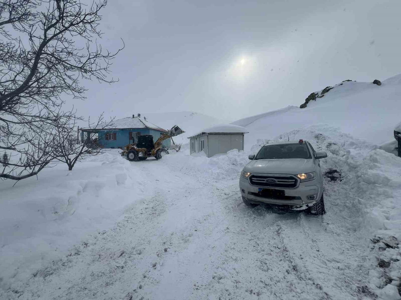 BATTALGAZİ BELEDİYESİ EKİPLERİ SAĞLIK ÇALIŞANLARINI İŞ MAKİNESİYLE HASTAYA ULAŞTIRDI