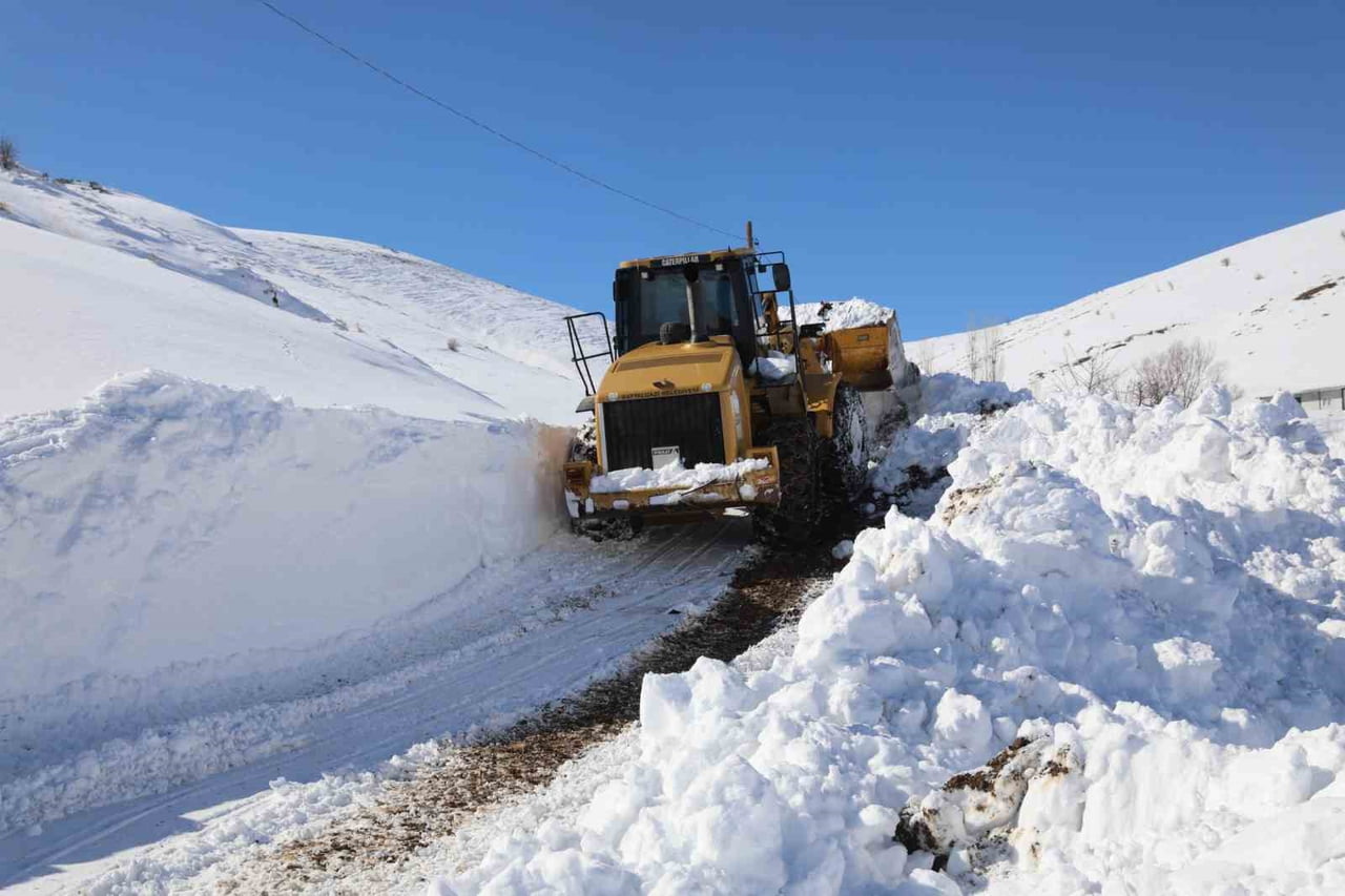 BATTALGAZİ BELEDİYESİ KIRSALDA KAPALI YOLLARI AÇTI