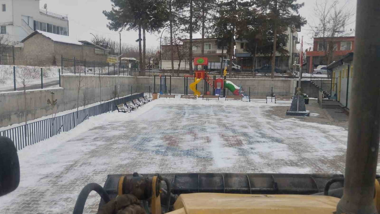 BATTALGAZİ BELEDİYESİ’NDEN OKUL BAHÇELERİNDE KAR TEMİZLİĞİ