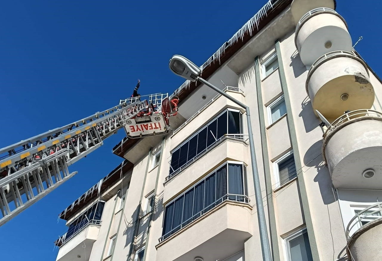 BAYBURT’TA BUZ SARKITLARI TEMİZLENİYOR