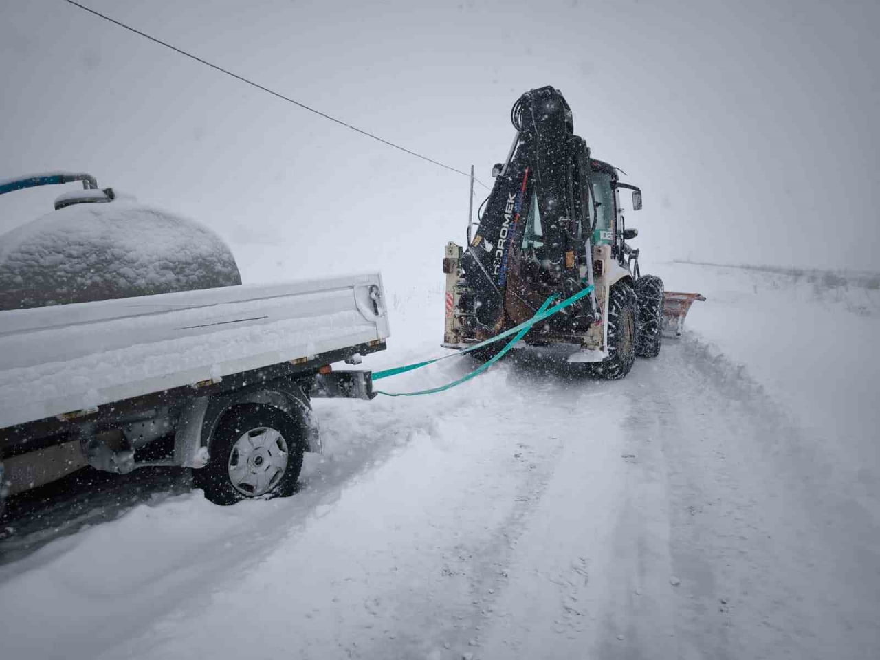 BAYBURT’TA KAR NEDENİYLE YOLDA KALAN SÜRÜCÜLERİN YARDIMINA EKİPLER YETİŞTİ