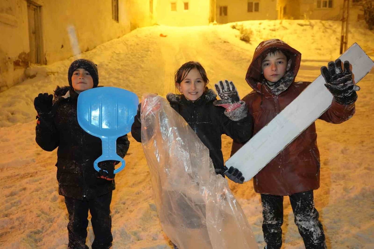BAYBURT’TA KAR TATİLİNİ FIRSAT BİLEN ÇOCUKLAR SOLUĞU DIŞARIDA ALDI