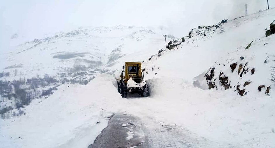 BAYBURT’TA KAR VE TİPİDEN KAPANAN 70 KÖY YOLUNDA ÇALIŞMALAR SÜRÜYOR