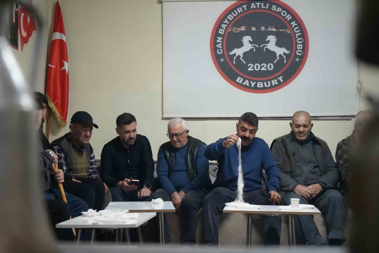 BAYBURT’UN YÖRESEL LEZZETİ TEL HELVASI GENÇLERİ VE YAŞLILARI AYNI SOFRADA BULUŞTURDU