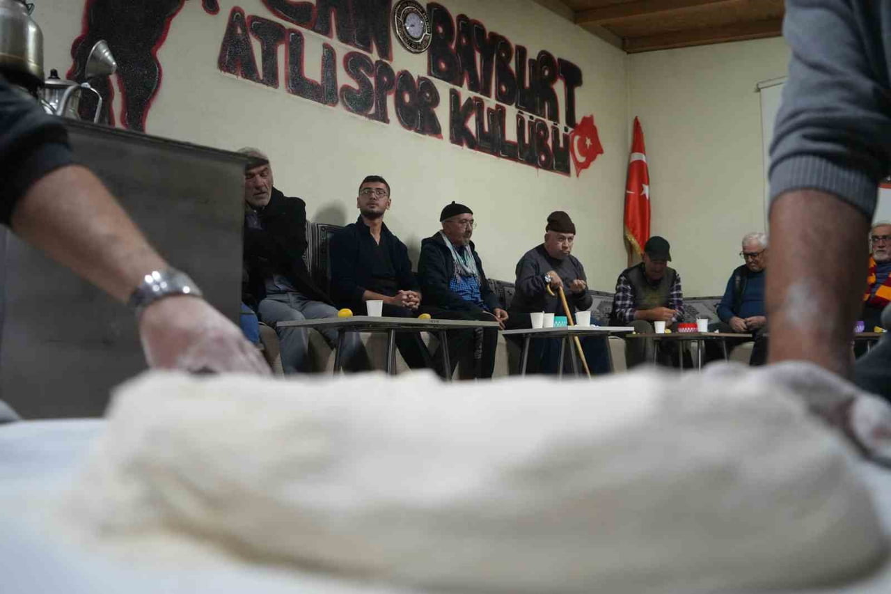 BAYBURT’UN YÖRESEL LEZZETİ TEL HELVASI GENÇLERİ VE YAŞLILARI AYNI SOFRADA BULUŞTURDU