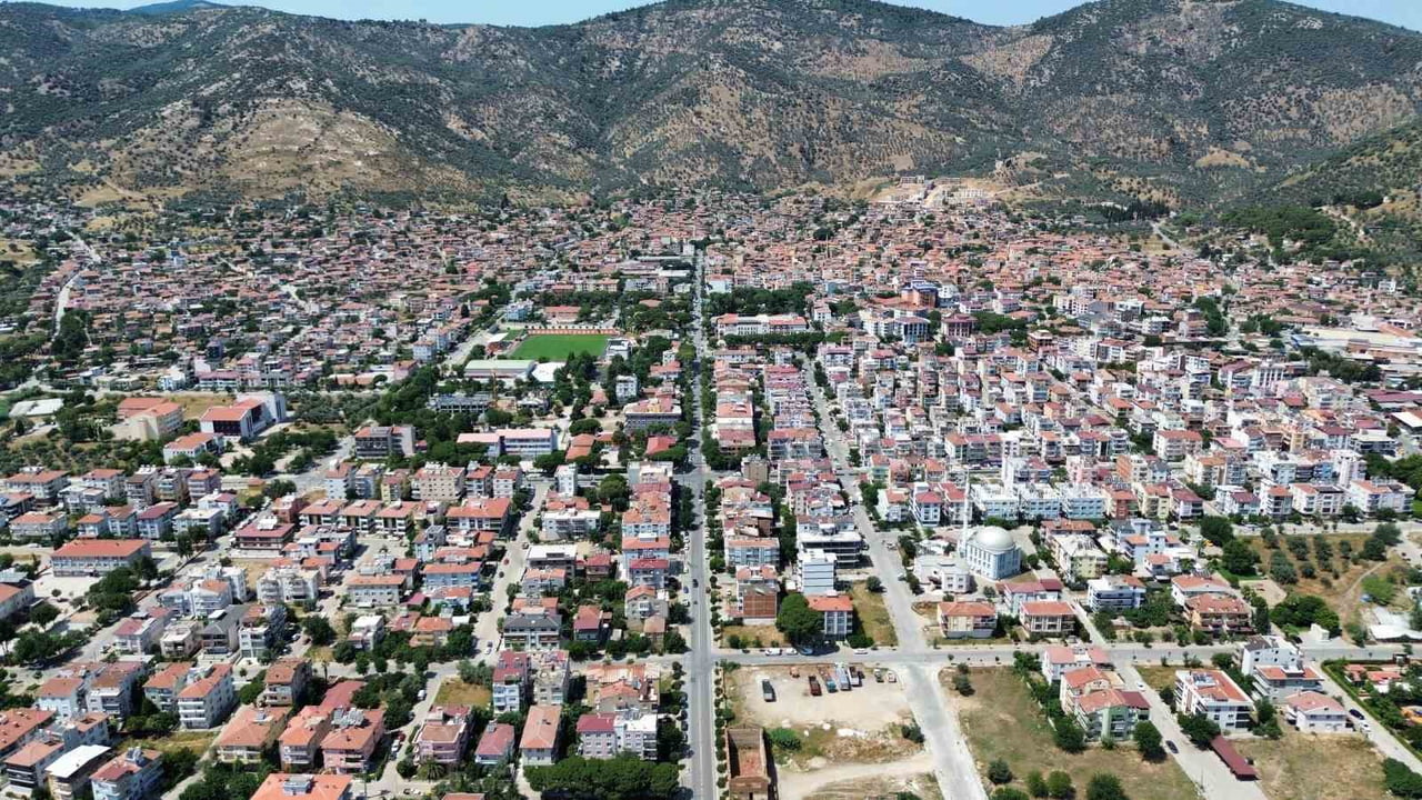 BAYINDIR'DA YETİŞEN NERGİS, BİLİMDE ÖNE ÇIKIYOR