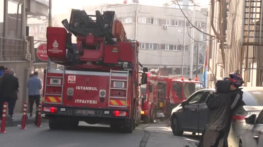 Bayrampaşa Kaymakamlığı'nda yangın paniği: Çalışanlar tahliye edildi