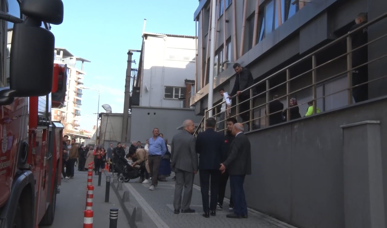 BAYRAMPAŞA KAYMAKAMLIĞI'NIN ALTINDA BULUNAN VE 4 AYDIR KAPALI OLDUĞU ÖĞRENİLEN HAMAMDA ÇIKAN...