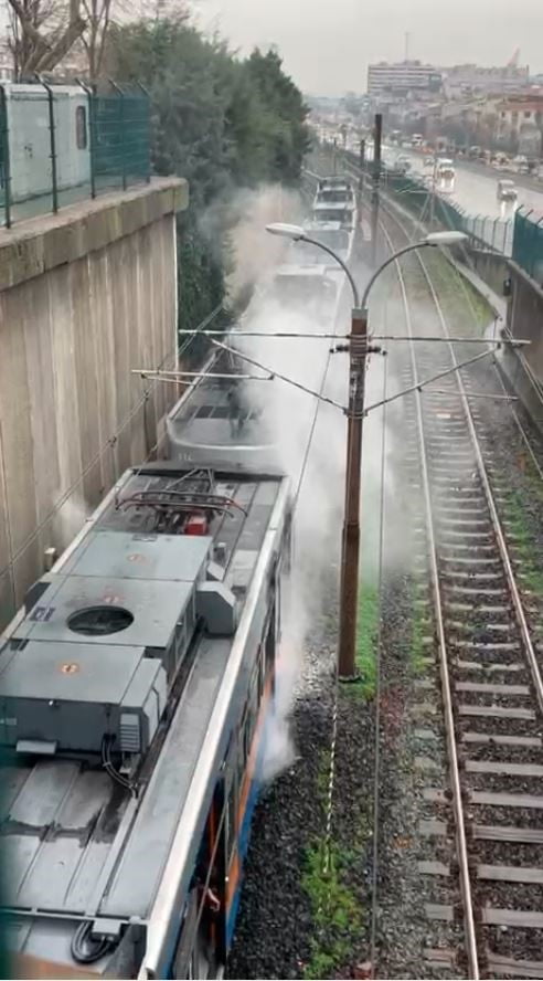 BAYRAMPAŞA SAĞMALCILAR İSTASYONUNUN YAKINDA DURAN, YENİKAPI'DAN ATATÜRK HAVALİMANINA YÖNÜNE GİDEN...