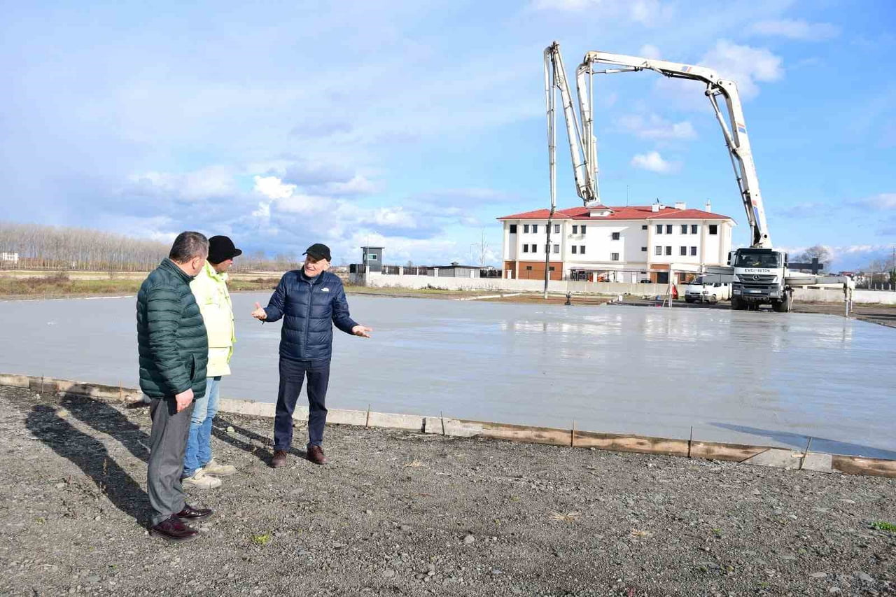 BELEDİYE BAŞKANI ŞENOL KUL, BELEDİYE BAŞKAN YARDIMCISI SEZAİ UZUN İLE BİRLİKTE ŞANTİYE ALANINA...