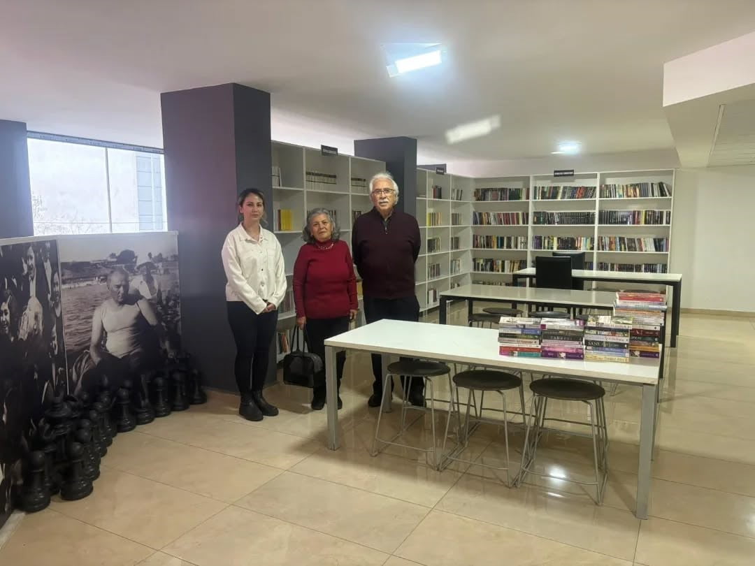 BELEDİYEYE AİT KÜTÜPHANEYE KİTAP BAĞIŞINDA BULUNAN ÖZBİLGİ ÇİFTİNE TEŞEKKÜR EDEN GERMENCİK...