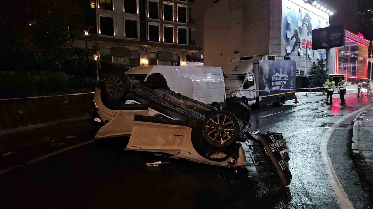 BEŞİKTAŞ'TA ALKOLLÜ SÜRÜCÜ ORTALIĞI BİRBİRİNE KATTI: 2 YARALI