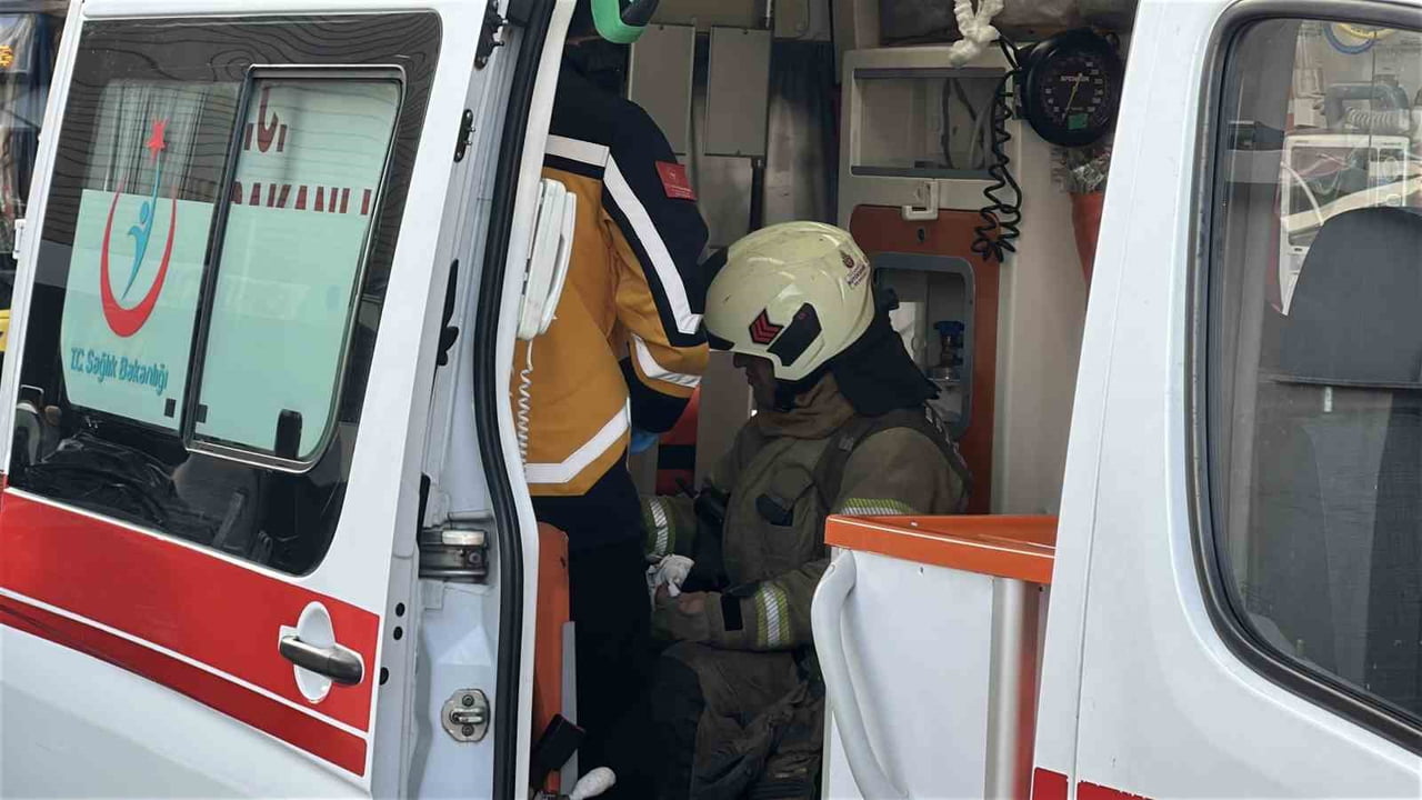 BEŞİKTAŞ BEBEK SAHİLİNDEKİ 3 KATLI İŞ YERİNDE ÇIKAN YANGIN PANİĞE NEDEN OLDU. BÜYÜMEDEN SÖNDÜRÜLEN...