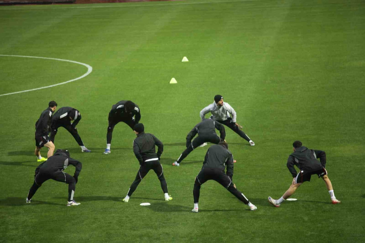 BEŞİKTAŞ, DEVRE ARASI HAZIRLIKLARINI OLUMSUZ HAVA ŞARTLARINA RAĞMEN ANTALYA’DA KAMP YAPTIKLARI...