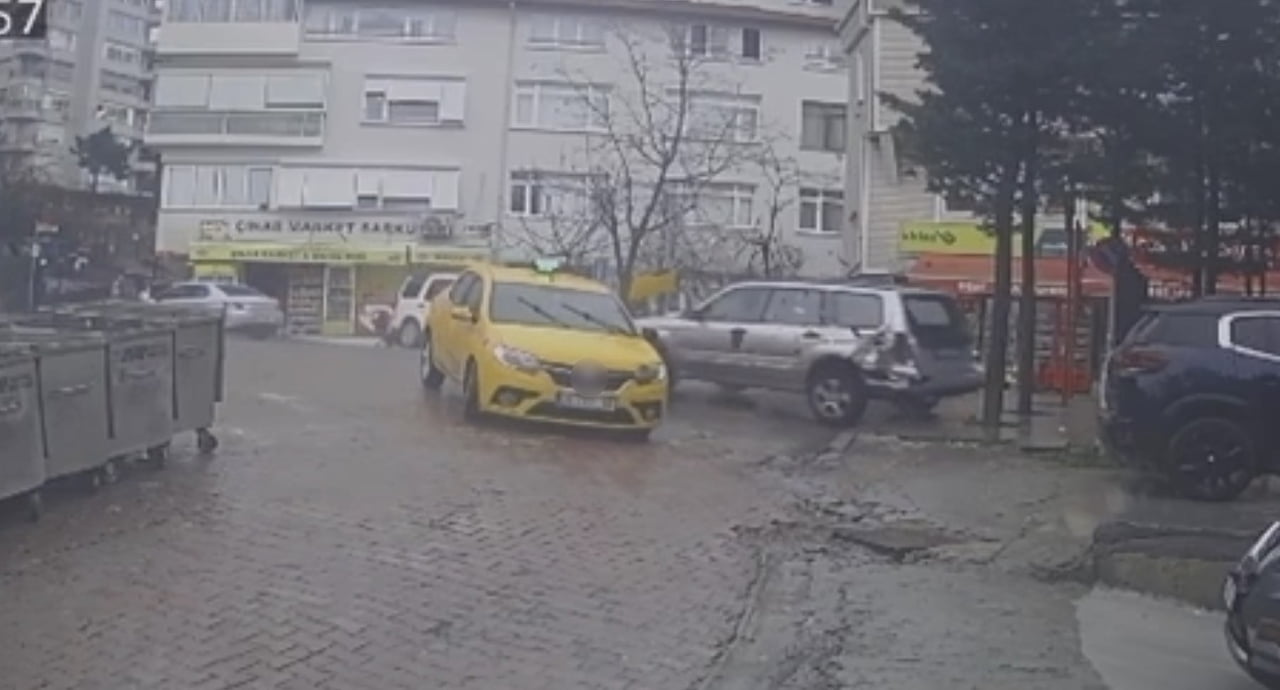 BEŞİKTAŞ’TA İDDİALARA GÖRE FREN YERİNE GAZA BASAN SÜRÜCÜ İLK ÖNCE SEYİR HALİNDEKİ TAKSİYE ARDINDAN...