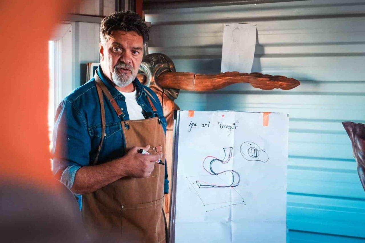 BEYAZIT ÖZTÜRK’ÜN, "ŞEY" ADLI HEYKEL PROJESİ İLE "ŞEYLER" BAŞLIKLI HAVALİMANINDA UNUTULAN EŞYALAR...