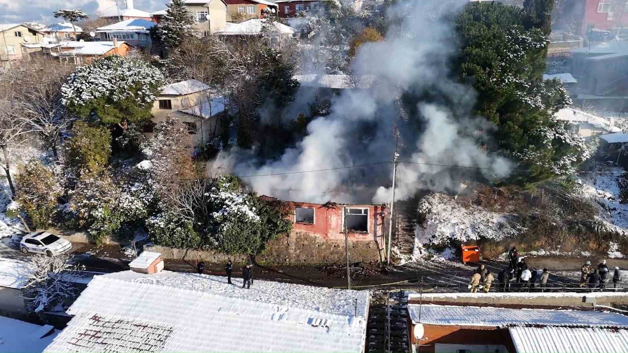 BEYKOZ İNCİRKÖY MAHALLESİ HARMANTEPE SOKAK'TA BULUNAN TEK KATLI METRUK BİNADA YANGIN ÇIKTI. HENÜZ...