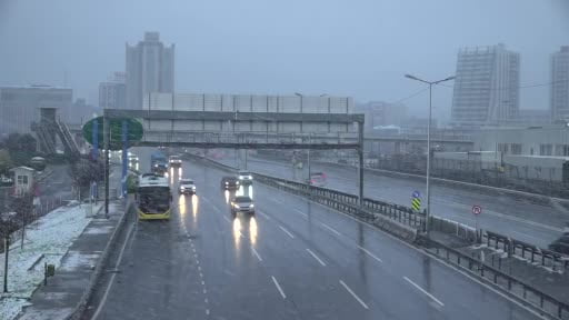 Beylikdüzü'nde kar yağışı etkisini sürdürüyor