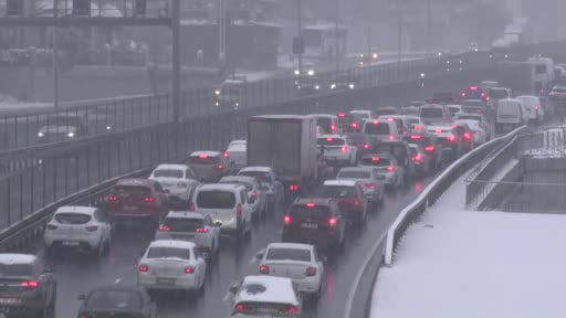 Beylikdüzü'nde trafik durma noktasına geldi