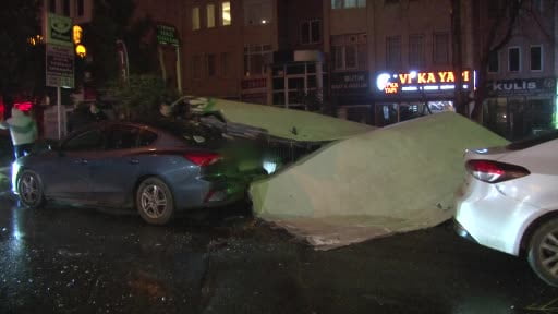 Beylikdüzü’nde şiddetli rüzgar dış cepheyi yerinden söktü