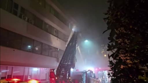 Beyoğlu’nda, 5 katlı bir otelin en üst katında henüz bilinmeyen nedenle yangın çıktı. Olay yerine...