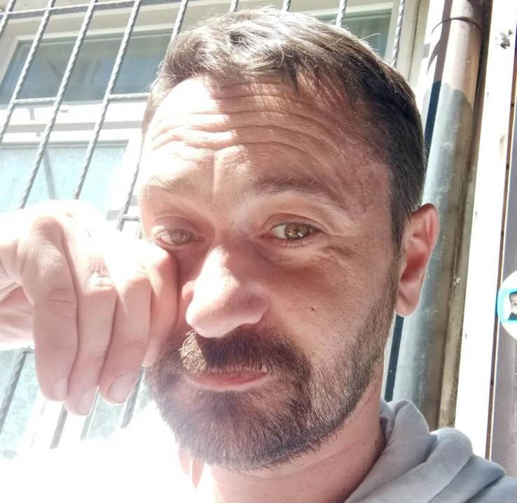 BEYOĞLU’NDA BARMEN ARKADAŞININ EVİNDE KALAN YABANCI UYRUKLU ŞAHIS, KOLTUKTA ÖLÜ BULUNDU.