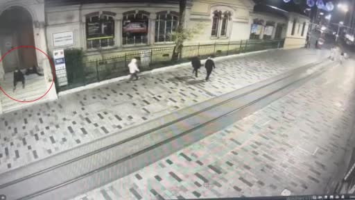 Beyoğlu’nda merdivende uyuyan kişinin telefonu böyle çalındı