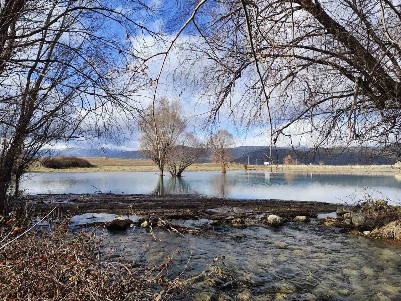 BEYŞEHİR GÖLÜ’NÜN EN ÖNEMLİ HAYAT DAMARLARINDAN BİRİ OLARAK BİLİNEN VE KURUMA TEHLİKESİYLE GÜNDEME...
