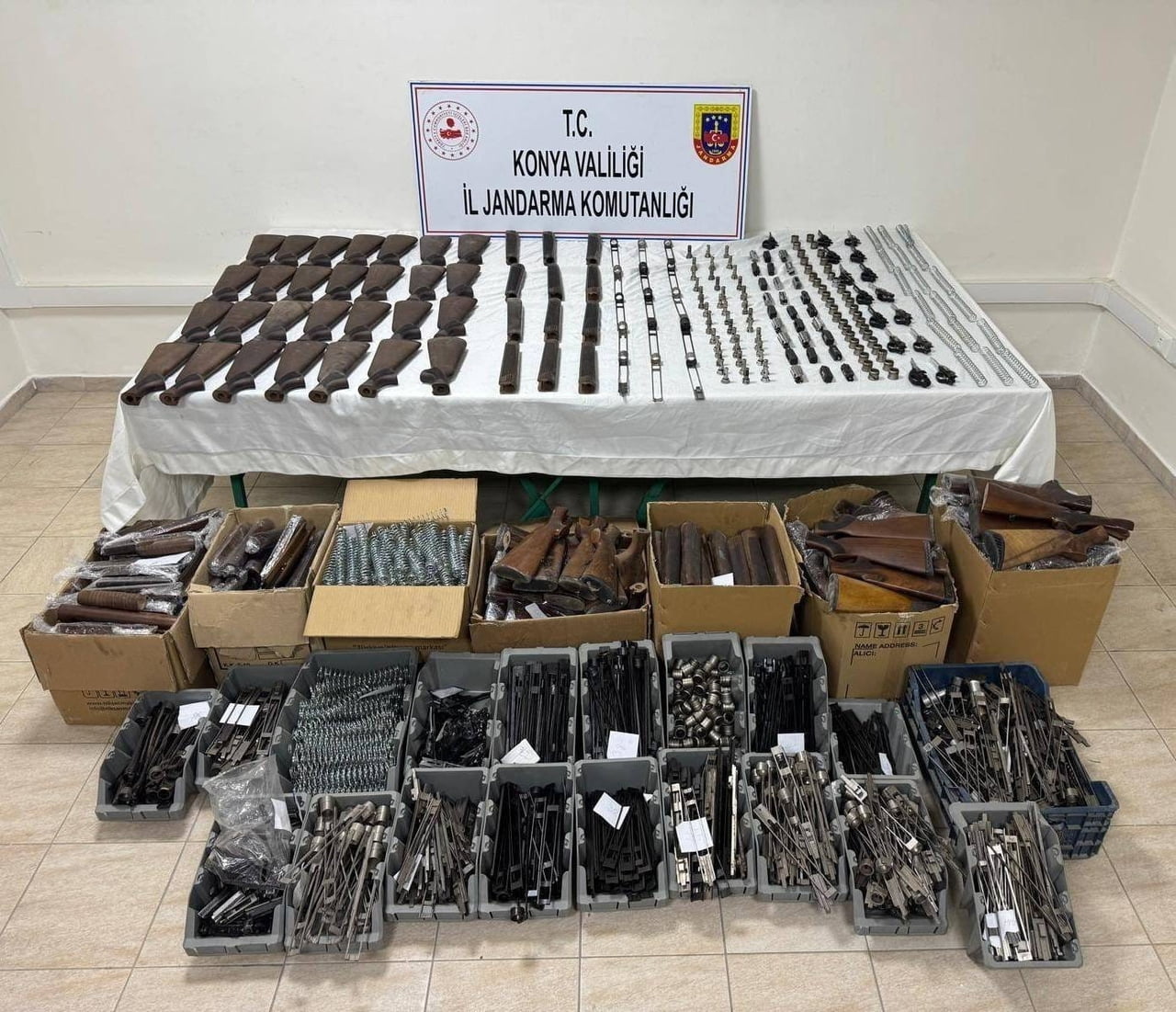 BEYŞEHİR İLÇESİNDE JANDARMA EKİPLERİNCE YAPILAN ÇALIŞMADA ÇOK SAYIDA TABANCA VE AV TÜFEĞİ PARÇASI...