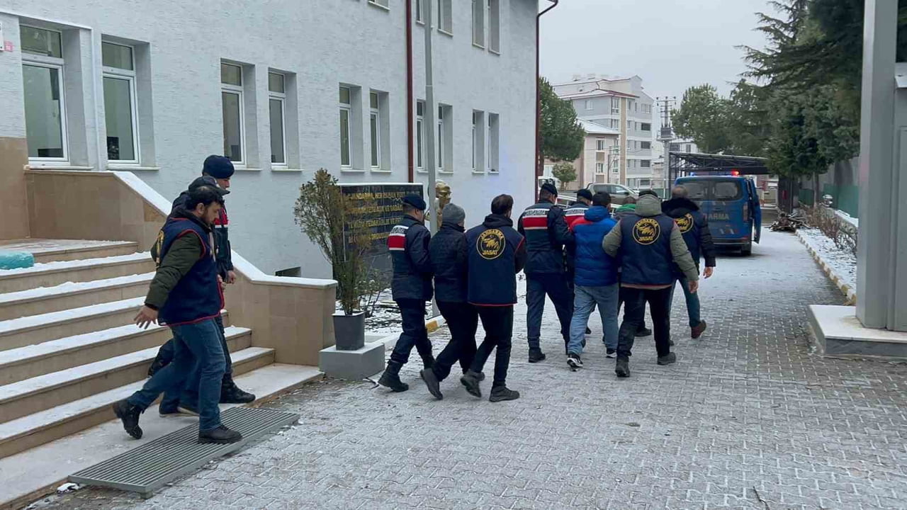 BİLECİK'TE 72 YAŞINDAKİ BİR KADINI "POLİSİZ CİNAYET OLAYINA KARIŞTINIZ ALTINLARI İNCELEYECEĞİZ"...