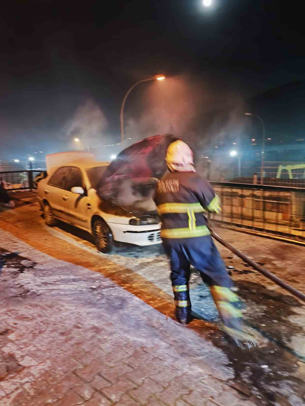 BİLECİK'TE BİR ARACIN MOTOR KISMINDA ÇIKAN YANGIN KISA SÜREDE SÖNDÜRÜLDÜ.