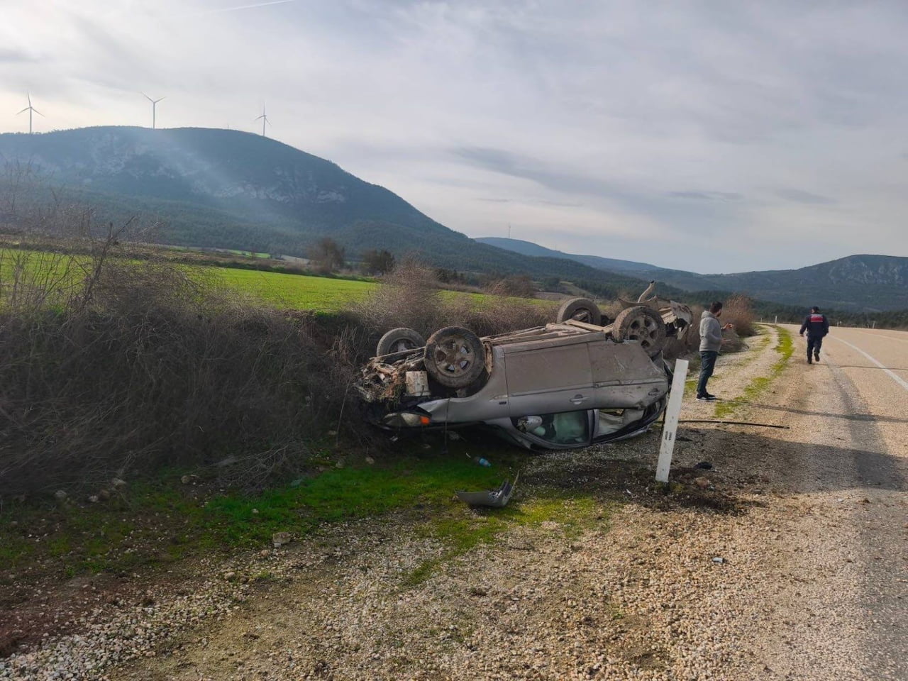 BİLECİK'TE KONTROLDEN ÇIKAN ARAÇ TAKLA ATTI; SÜRÜCÜSÜ YARALANDI