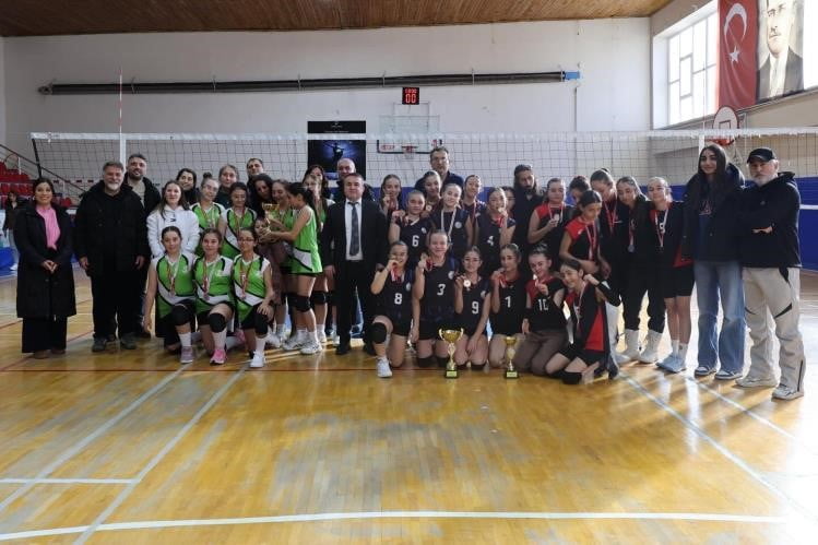 BİLECİK'TE KÜÇÜK KIZLAR VOLEYBOL MÜSABAKALARI TAMAMLANDI