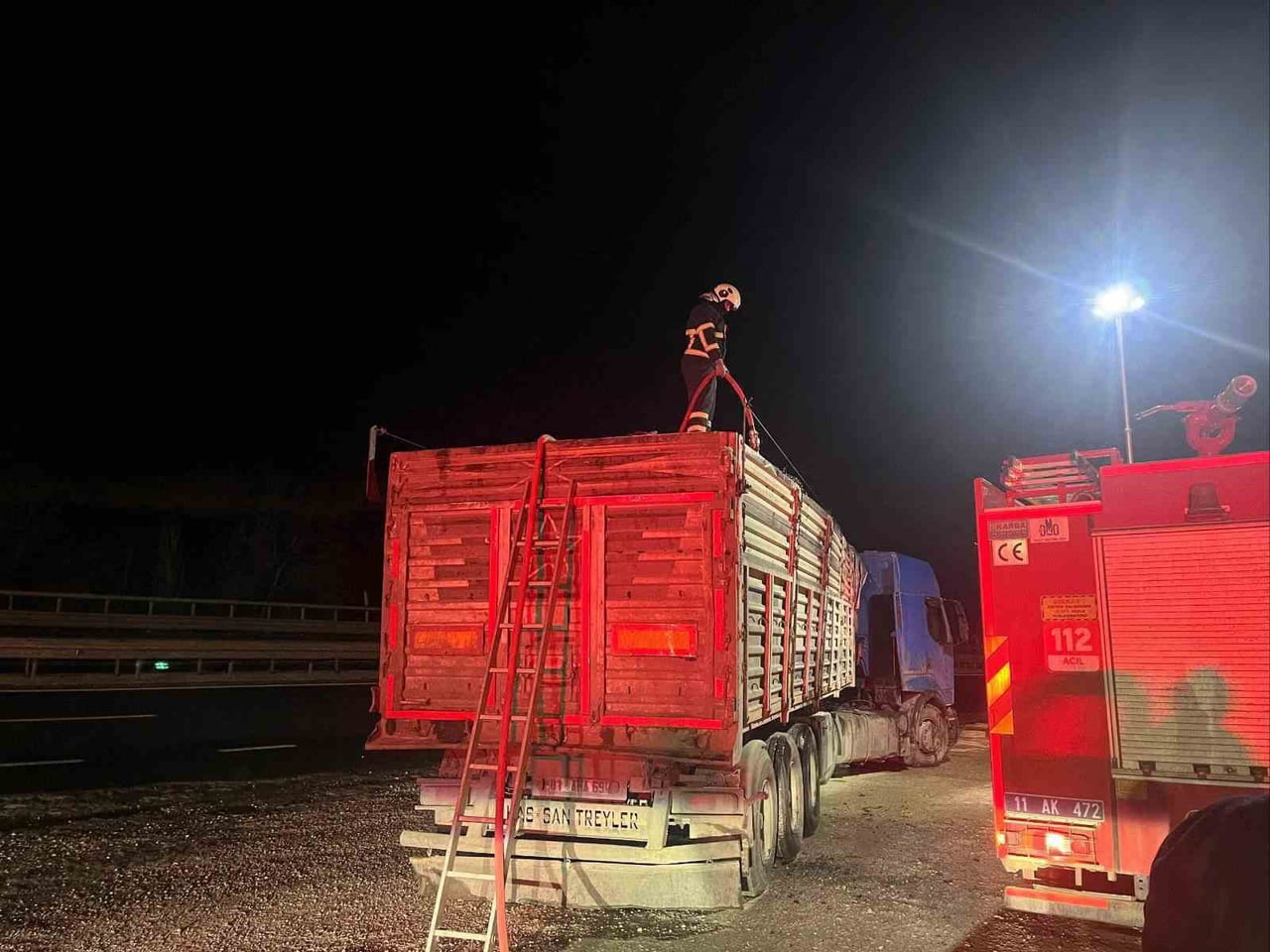 BİLECİK'TE SEYİR HALİNDE TALAŞ YÜKLÜ TIR DORSESİ ALEV ALDI.