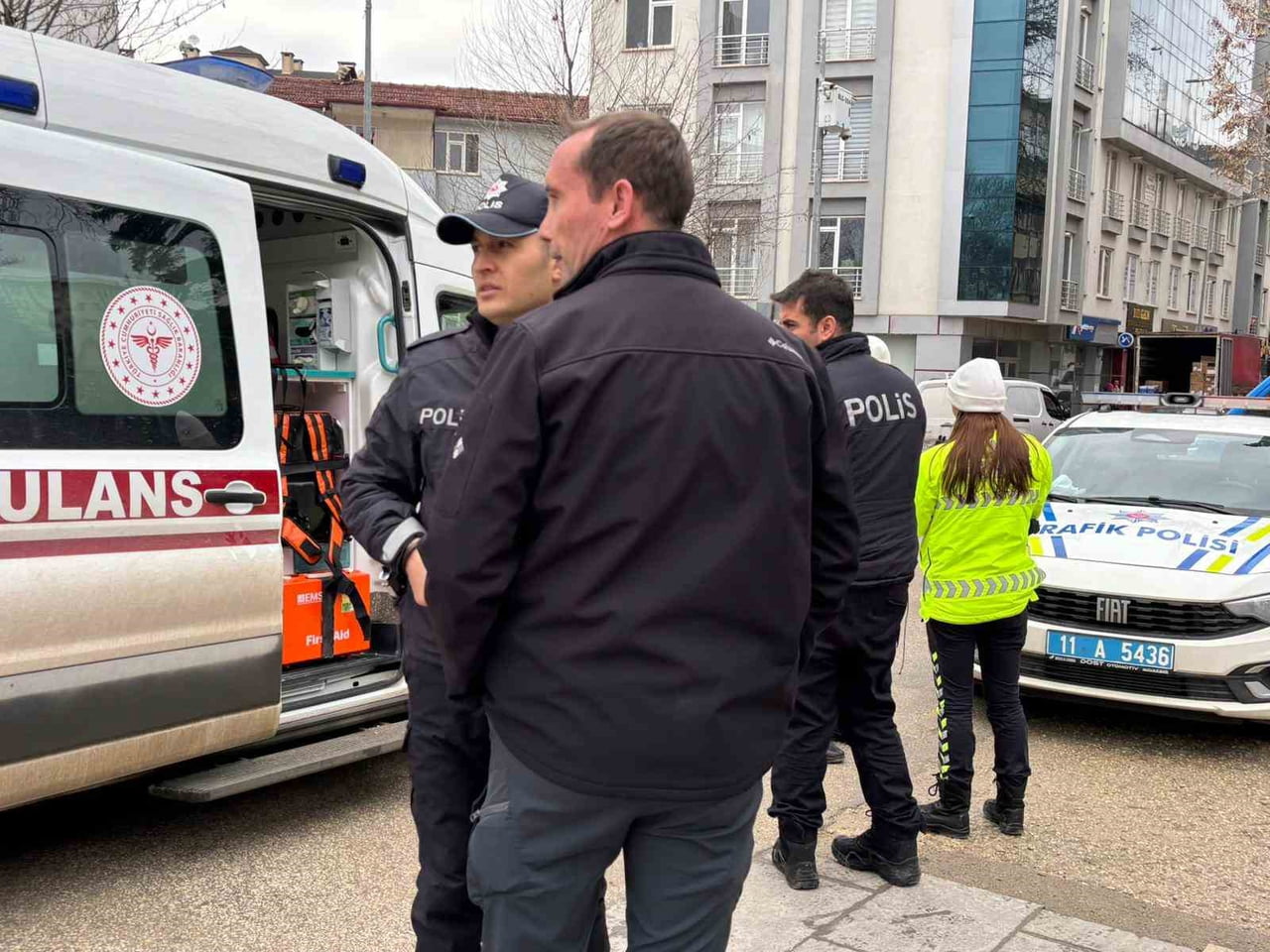 BİLECİK'TE SEYİR HALİNDEKİ MOTOSİKLETLİ, OTOPARKTAN ANİDEN YOLA ÇIKAN OTOMOBİLE ÇARPMAMAK İÇİN ANİ...