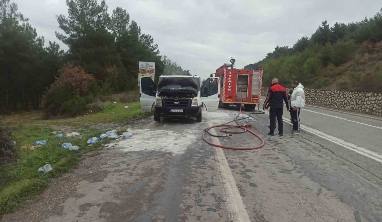 BİLECİK'TE SEYİR HALİNDEKİ TİCARİ ARAÇ BİR ANDA ALEV ALDI