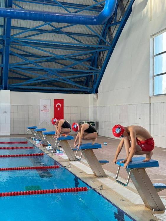 BİLECİK'TE SPOR OKULLARINDA YÜZME ANTRENMANLARI ARALIKSIZ SÜRÜYOR