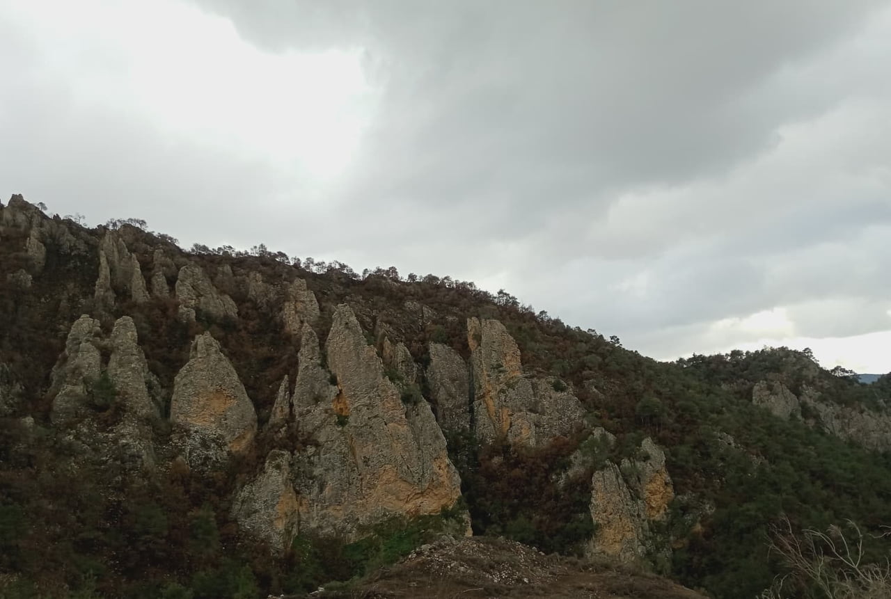 BİLECİK’İN SAKLI PERİ BACALARI KEŞFEDİLMEYİ BEKLİYOR