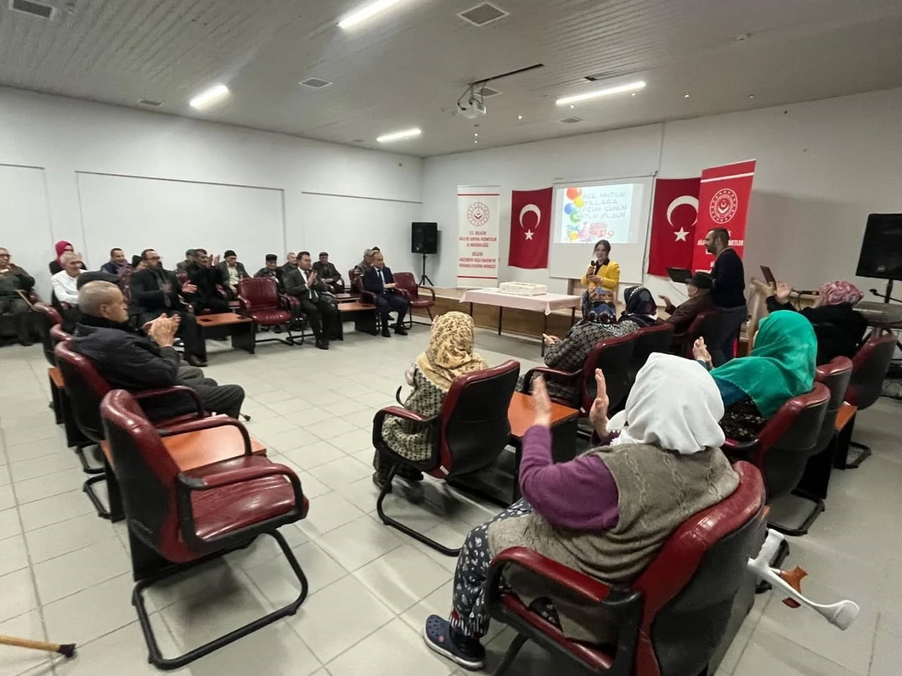 BİLECİK’TE HUZUREVİNDE DOĞUM GÜNÜ SEVİNCİ